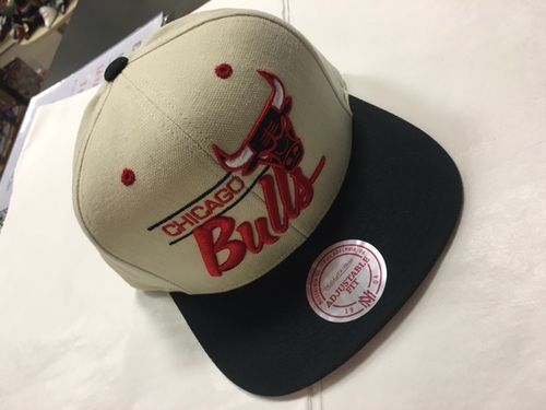 Chicago Bulls White & Black Mitchell & Ness Snapback Hat